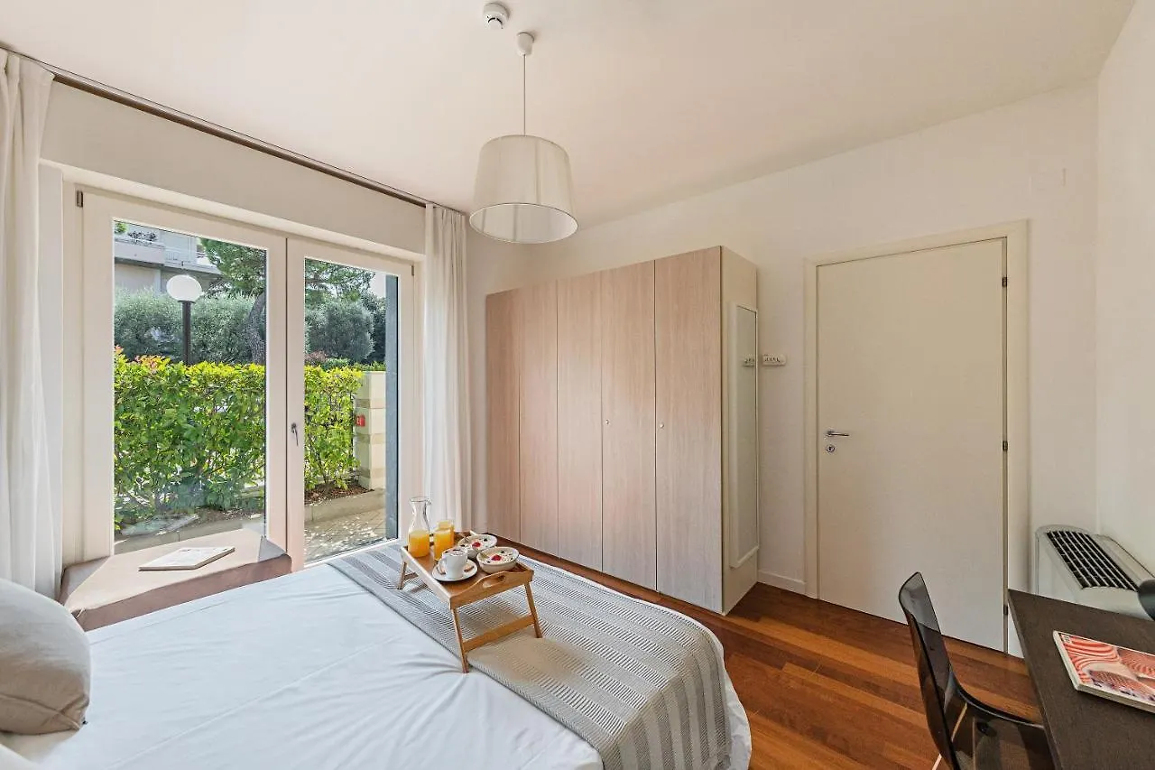 Residenza Miralago By Wonderful Italy Дезенцано-дель-Гарда 2*,