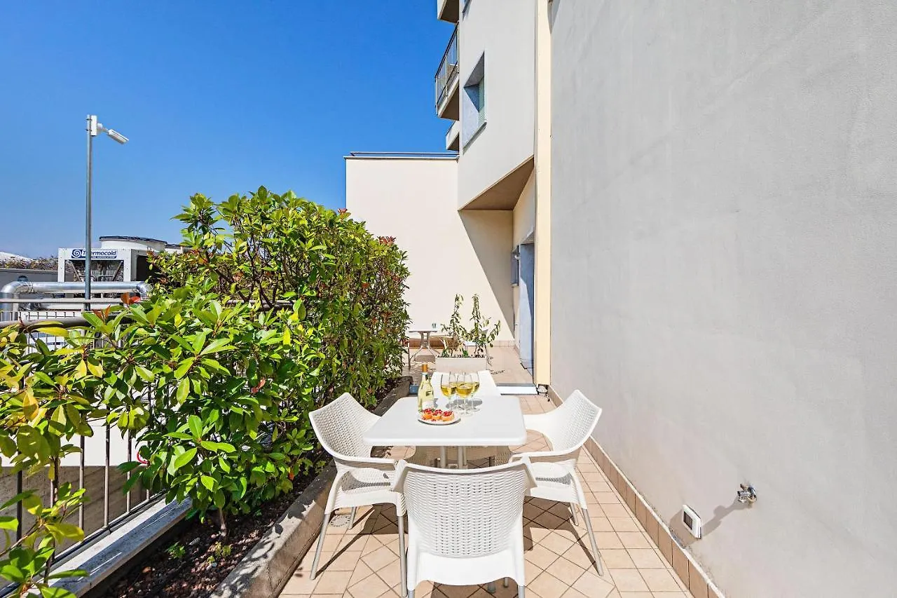 Апарт-отель Residenza Miralago By Wonderful Italy Дезенцано-дель-Гарда