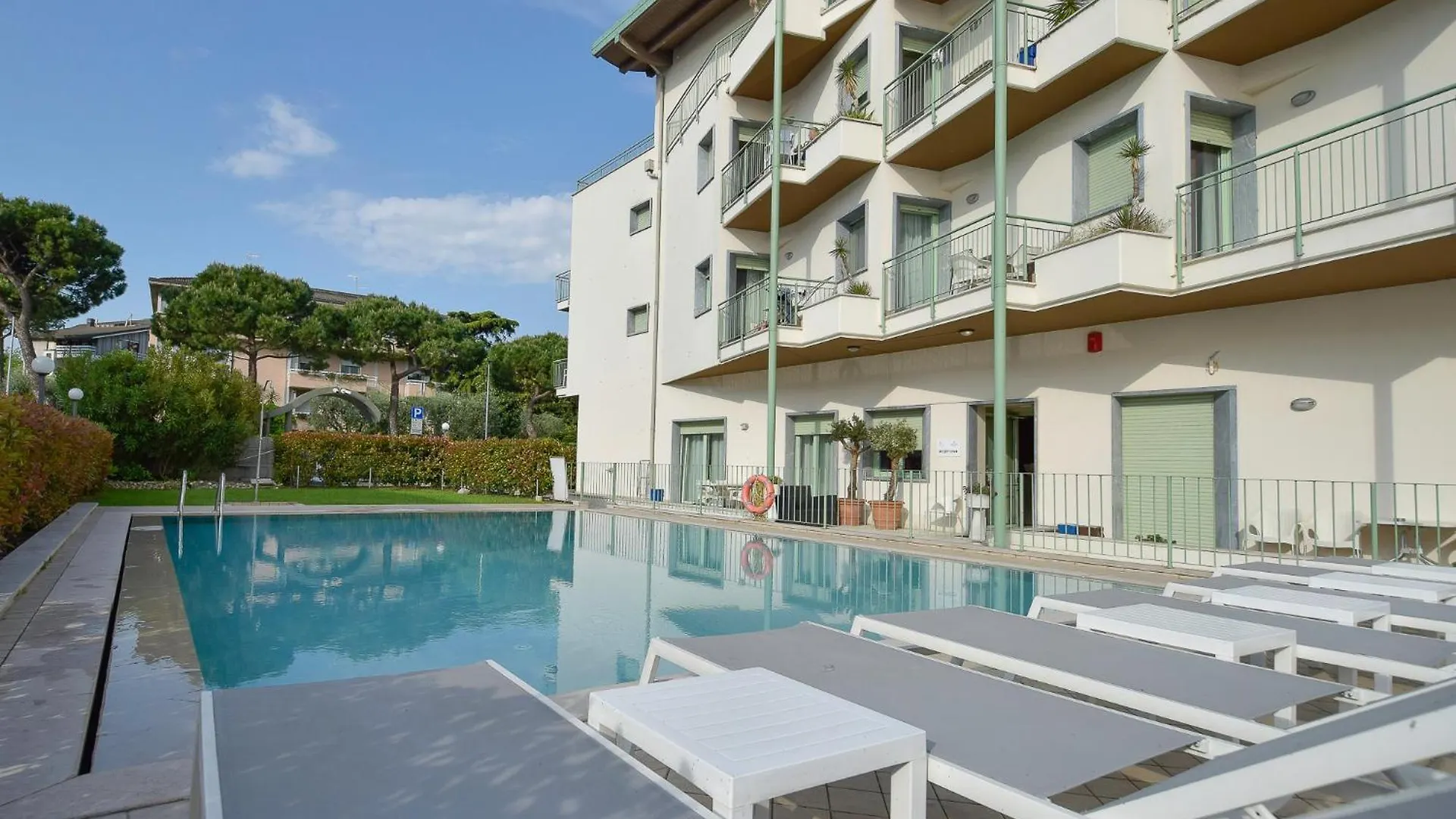 Апарт-отель Residenza Miralago By Wonderful Italy Дезенцано-дель-Гарда