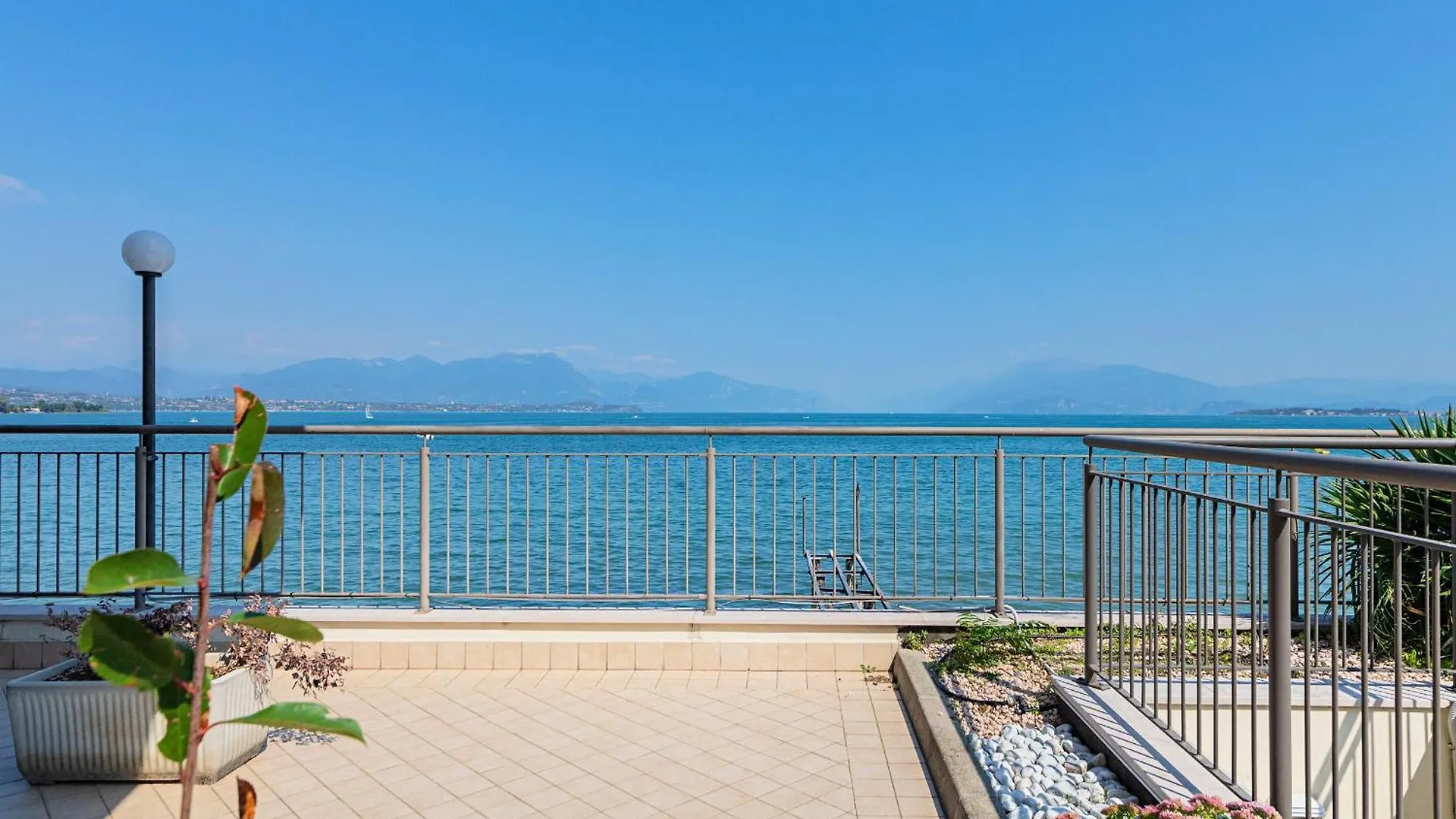 מלון דירות דסנזאנו דל גארדה Residenza Miralago By Wonderful Italy